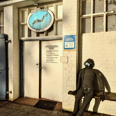 Puppe vorm Vereinsheim